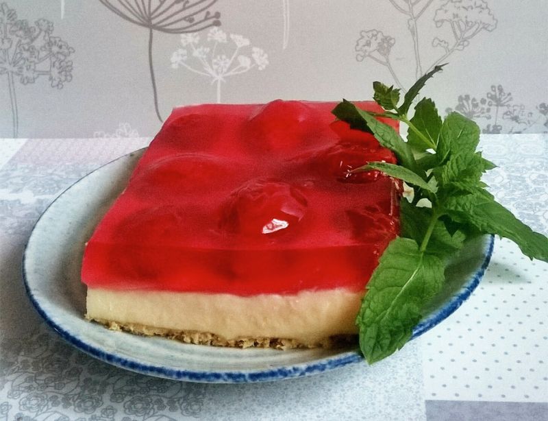 Sernik na zimno z truskawkami