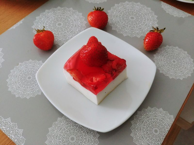 Sernik na zimno z truskawkami