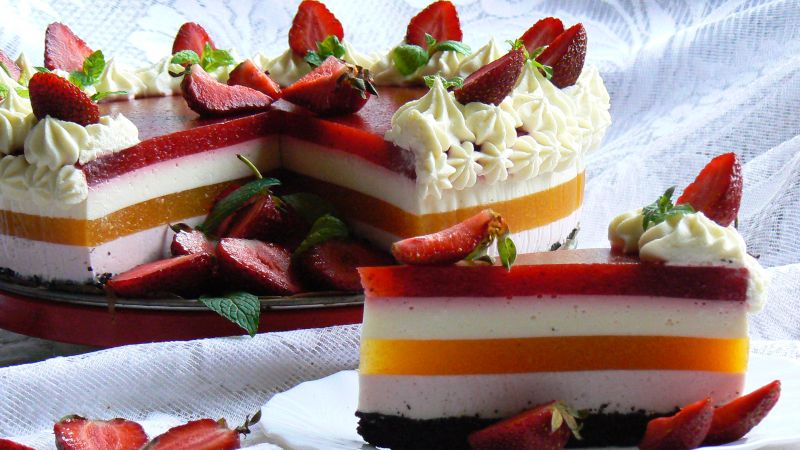 Sernik na zimno z truskawkami i brzoskwiniami Sernik na zimno z truskawkami i brzoskwiniami