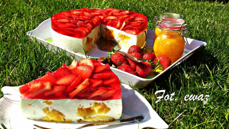 Sernik na zimno z truskawkami i słoneczną nutą Sernik na zimno z truskawkami i słoneczną nutą