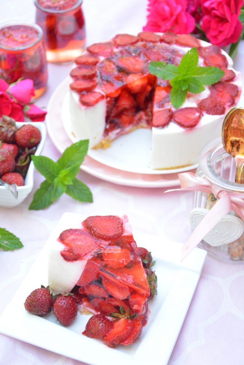 Sernik na zimno z truskawkowym środkiem