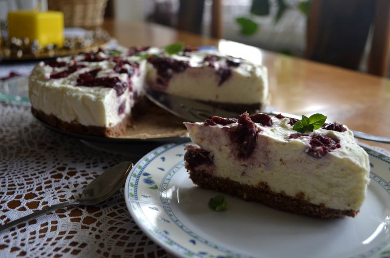 Sernik na zimno z wiśniami