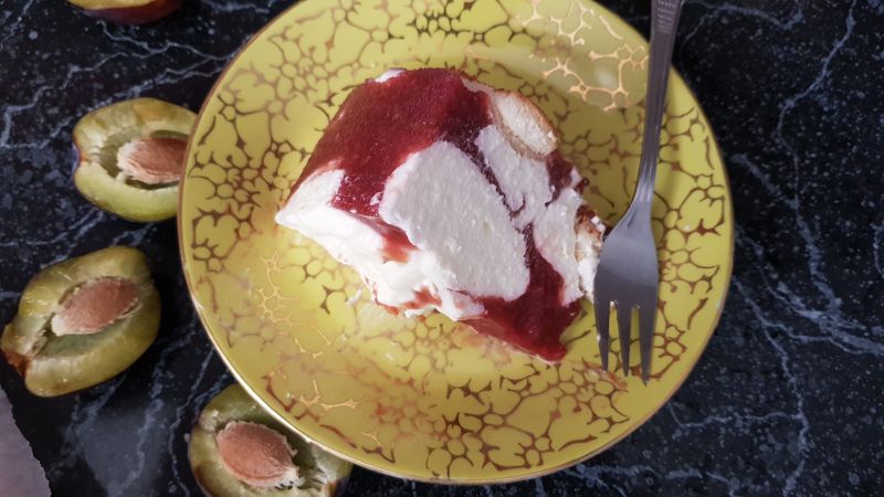 Sernik na zimno ze śliwkami