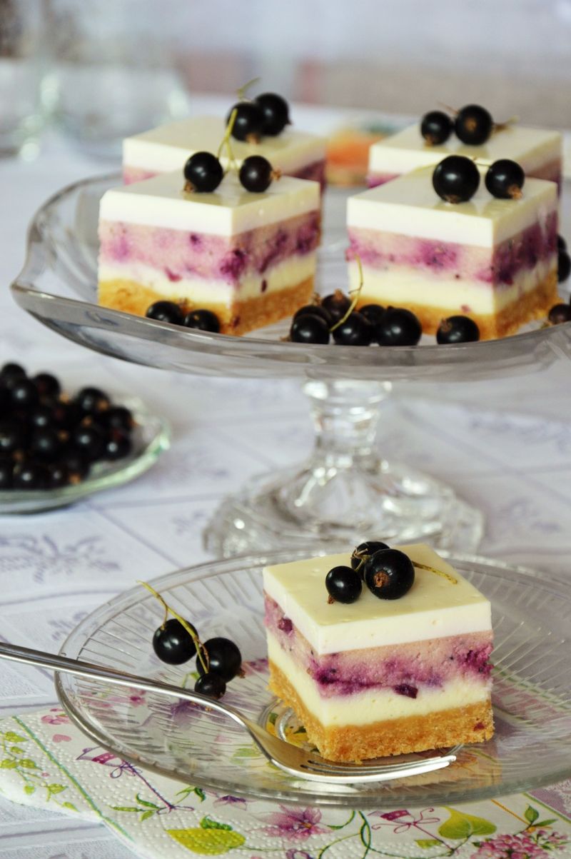 Sernik ombre z czarną porzeczką