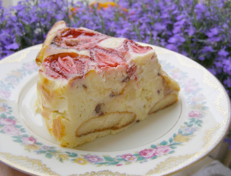 Sernik pieczony z marcepanem i truskawkami