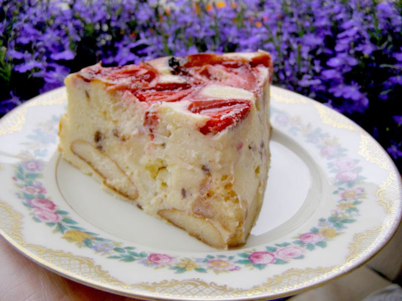 Sernik pieczony z marcepanem i truskawkami