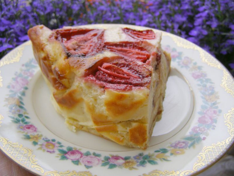 Sernik pieczony z marcepanem i truskawkami