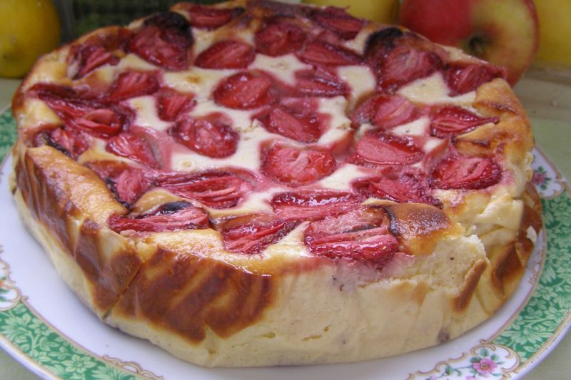 Sernik pieczony z marcepanem i truskawkami