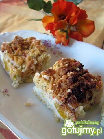 Sernik pod kruszonką, z brzoskwiniami