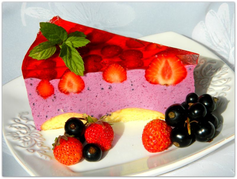 Sernik porzeczkowy z truskawkami