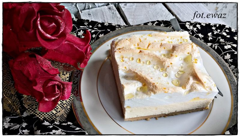 Sernik rosa na herbatnikach