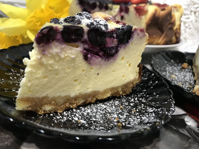 Sernik śmietankowy z borówkami i truskawkami