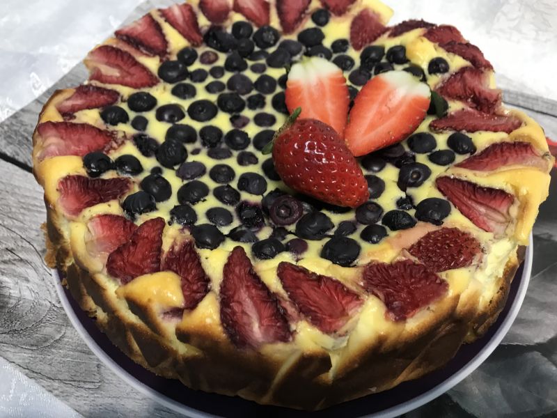 Sernik śmietankowy z borówkami i truskawkami