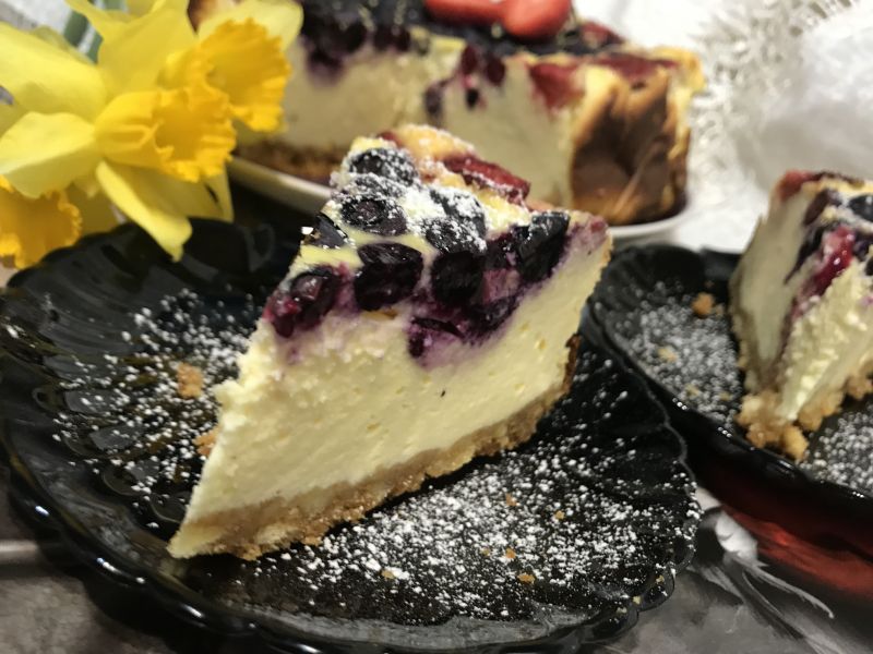 Sernik śmietankowy z borówkami i truskawkami
