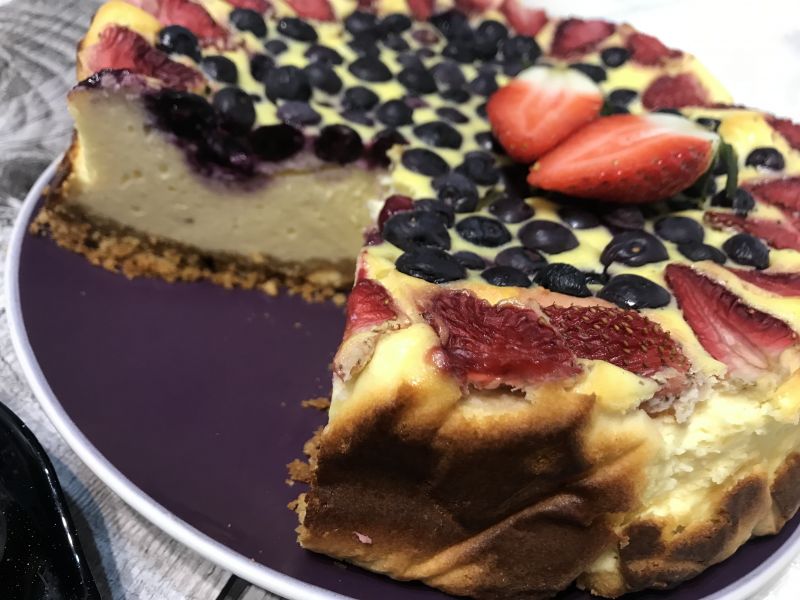 Sernik śmietankowy z borówkami i truskawkami
