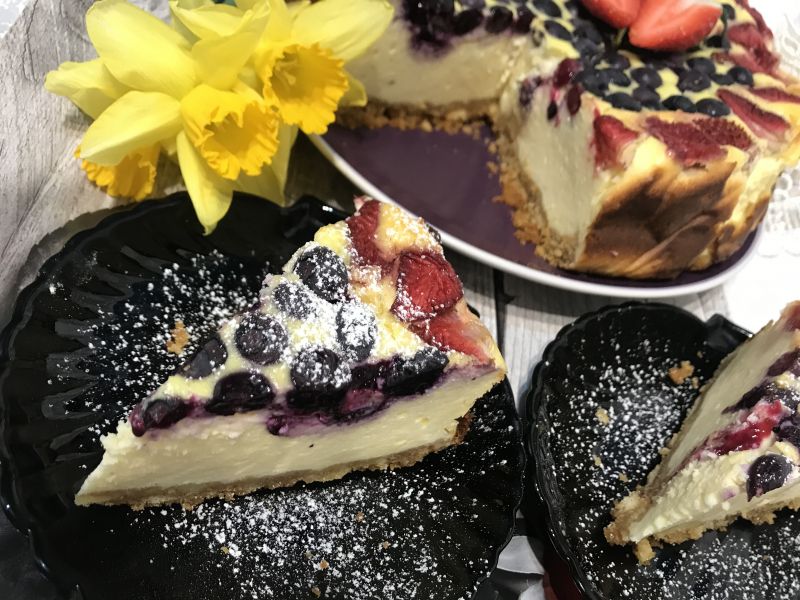 Sernik śmietankowy z borówkami i truskawkami