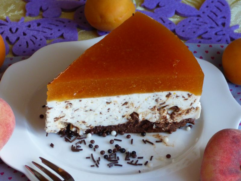 Sernik stracciatella z musem morelowym