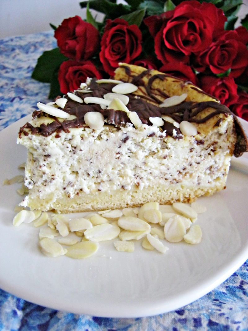Sernik straciatella na migdałowym spodzie 