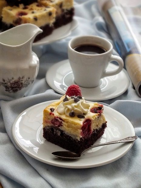 Sernik straciatella z malinami na kakaowym spodzie