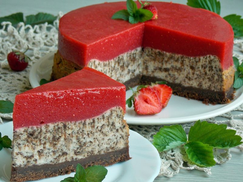 Sernik straciatella z musem truskawkowym