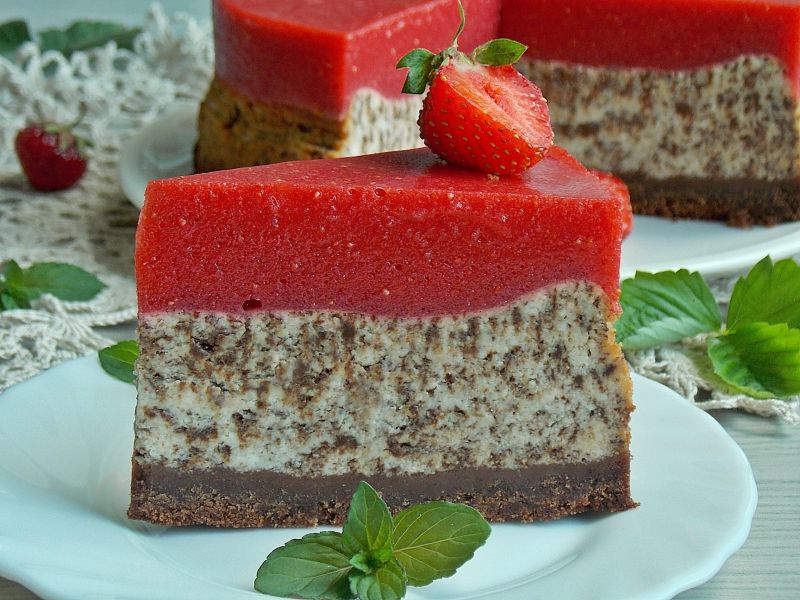 Sernik straciatella z musem truskawkowym