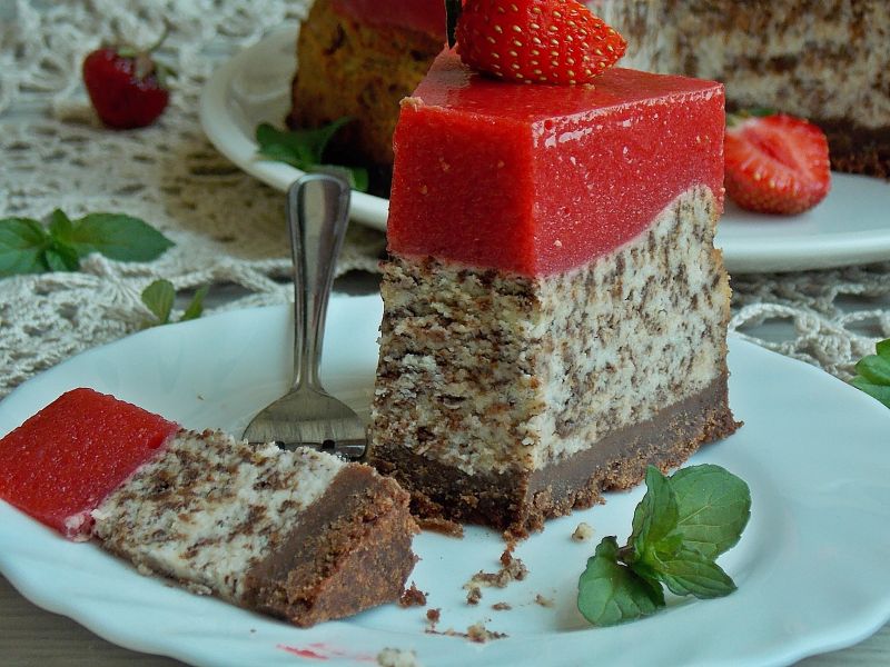 Sernik straciatella z musem truskawkowym