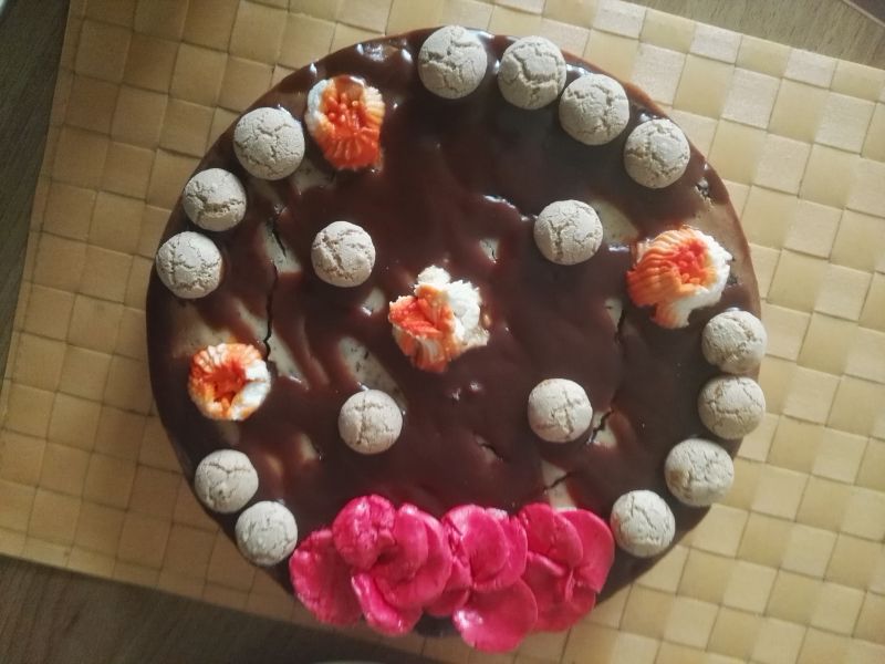 Sernik straciatella z polewą karmelową Sernik straciatella z polewą karmelową