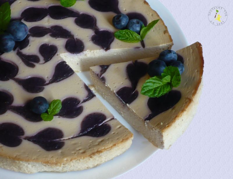 Sernik tiramisu z borówkowymi sercami