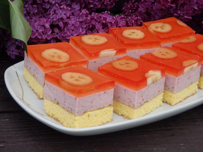 Sernik truskawkowo-bananowy na biszkopcie