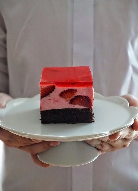 Sernik truskawkowy na biszkopcie gryczanym