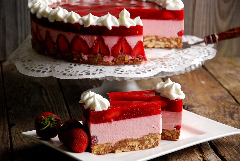 Sernik truskawkowy na cukierkowym spodzie Sernik truskawkowy na cukierkowym spodzie