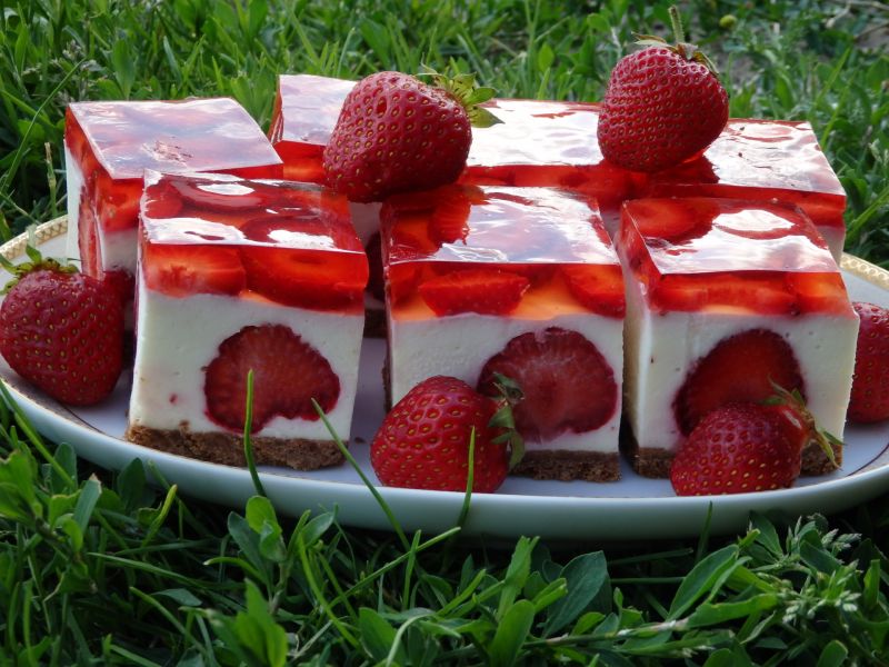 Sernik truskawkowy z białą czekoladą Sernik truskawkowy z białą czekoladą