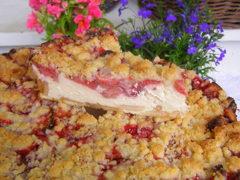 Sernik truskawkowy z kruszonką na biszkoptach