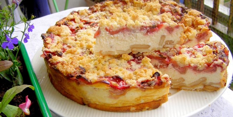 Sernik truskawkowy z kruszonką na biszkoptach