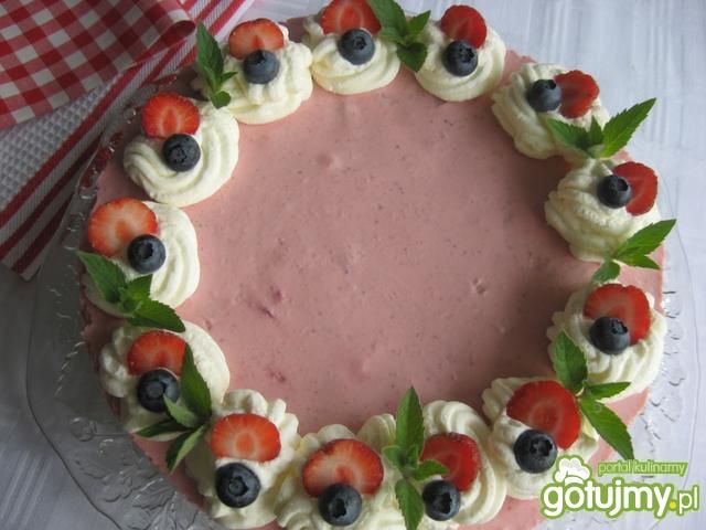 Sernik truskawkowy z migdałowym spodem