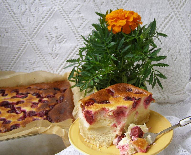 Sernik twarogowo-jogurtowy z wiśniami 