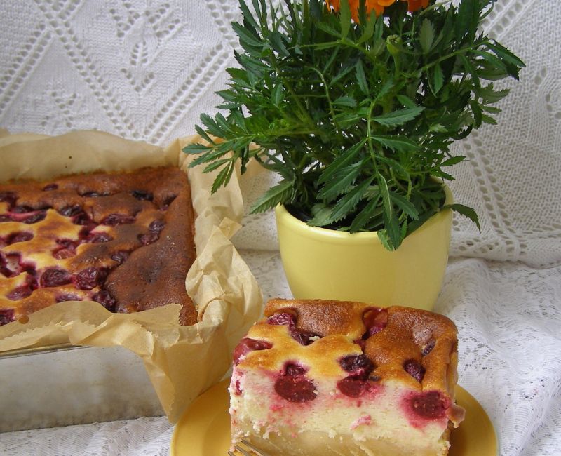 Sernik twarogowo-jogurtowy z wiśniami 