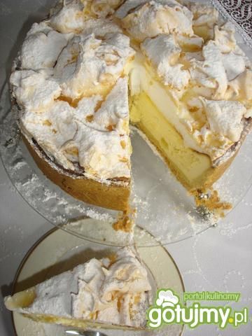 Sernik w bezowej czapie