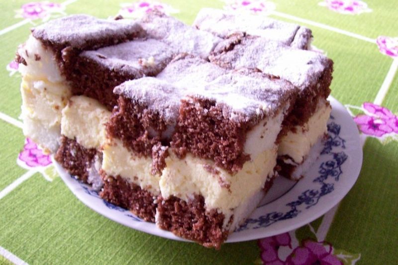 Sernik w białe plamki