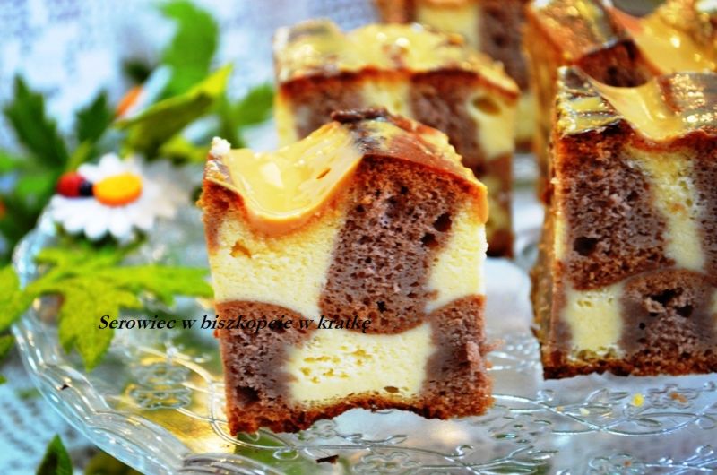 Sernik w biszkopcie w kratkę