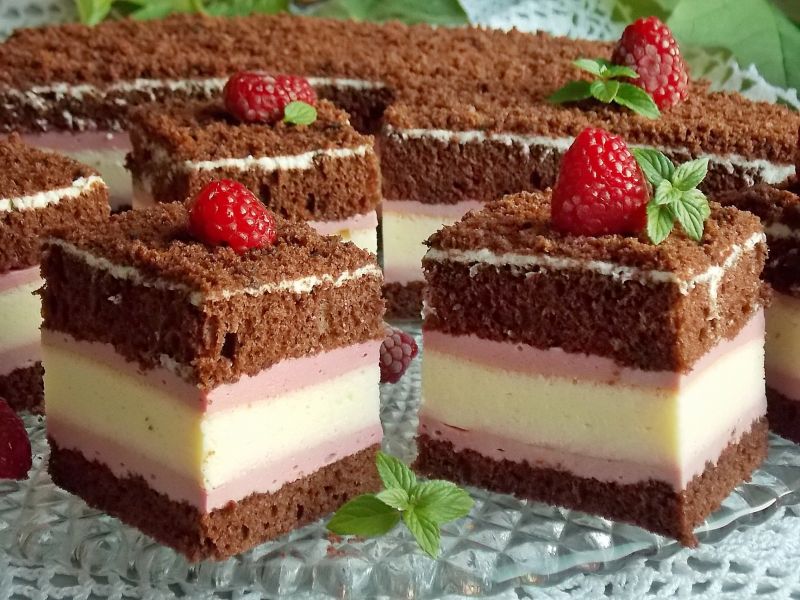 Sernik w biszkopcie z kremem malinowym Sernik w biszkopcie z kremem malinowym