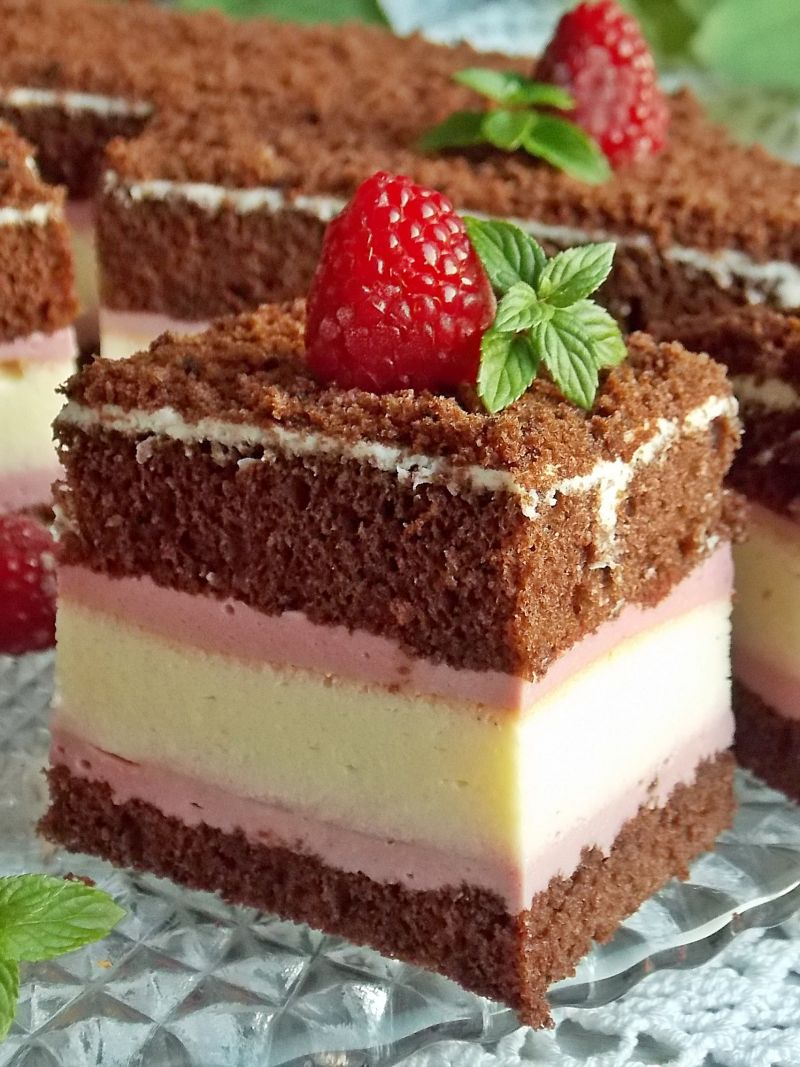 Sernik w biszkopcie z kremem malinowym Sernik w biszkopcie z kremem malinowym