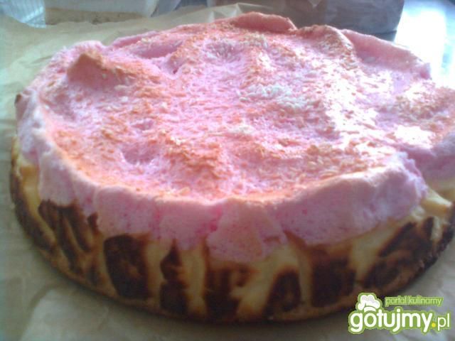 Sernik w różowej czapie