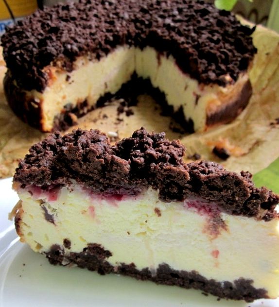 Sernik waniliowy z malinami na kakaowym spodzie