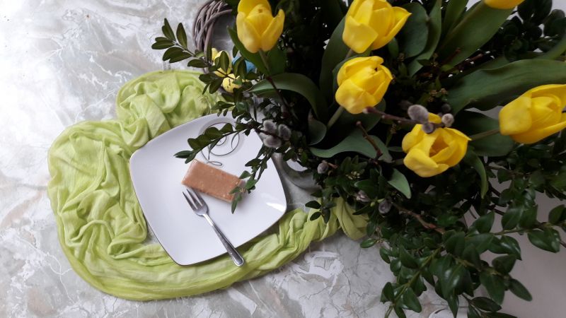 Sernik waniliowy z polewą chałwową