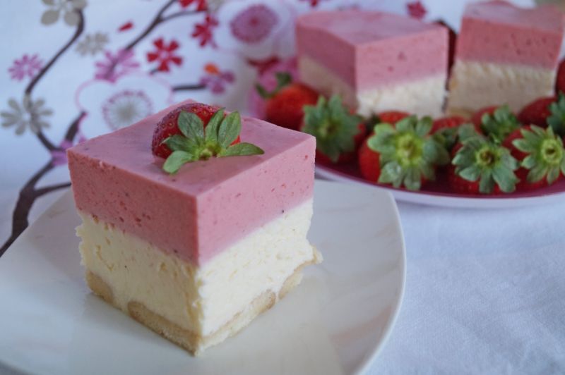 Sernik waniliowy z truskawkową pianką