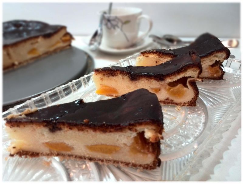 Sernik wiedeński z brzoskwiniami