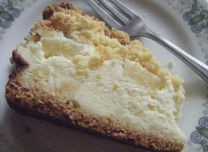 Sernik z ananasem pod bezową kołderką