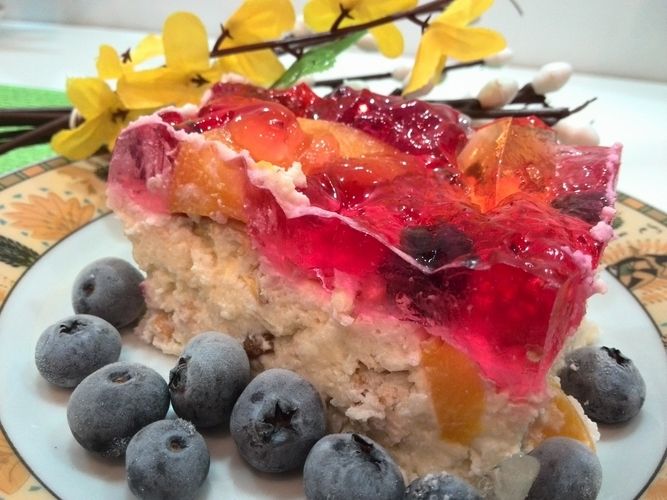 Sernik z bakaliami i owocami