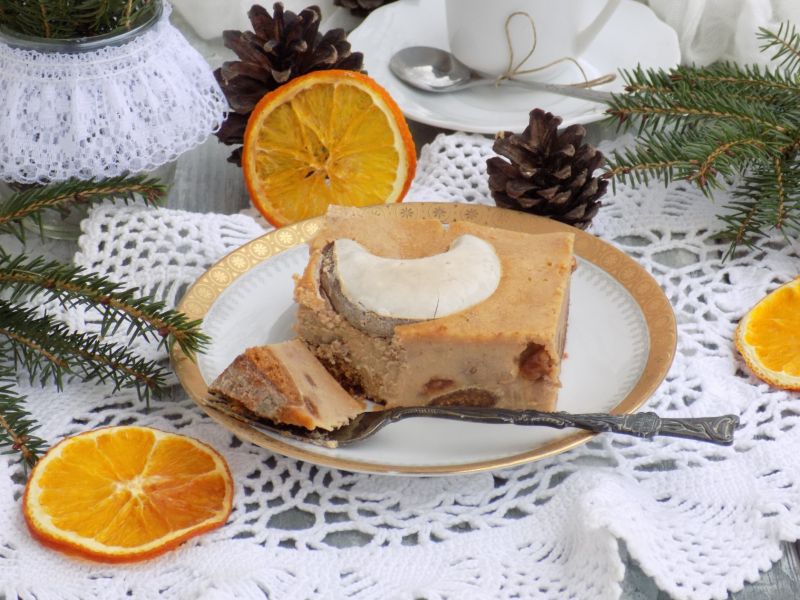 Sernik z bakaliami na lukrowanych pierniczkach